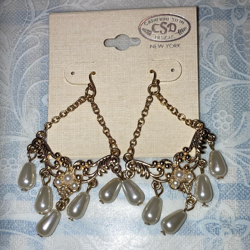 NWOT GERTRUDE STEIN DESIGNS pair goldtone earrings, faux pearls $15